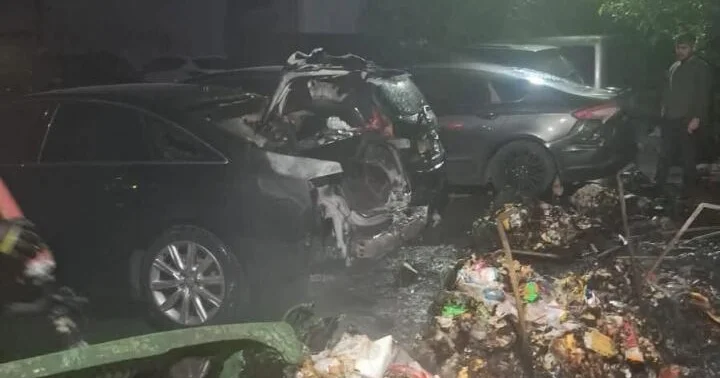 Четыре автомобиля повреждены при пожаре в жилом комплексе Баку ФОТО
