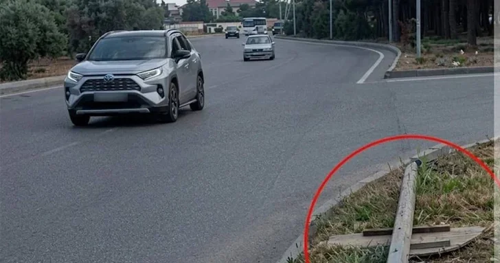 В Баку упал дорожный знак, создав проблемы для водителей
