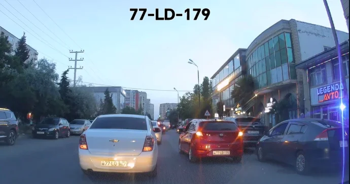 Birinci cərgə boş ola ola ikinci cərgədə dayanıb maneə yaratdı VİDEO