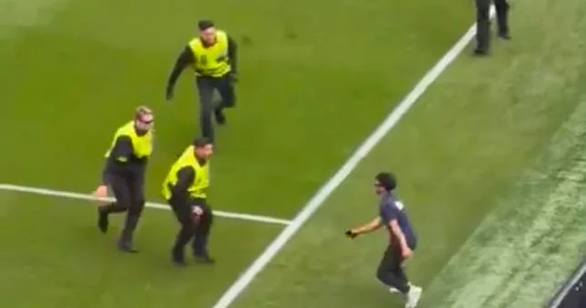 Mundialda meydana girən azarkeş şou göstərdi Video