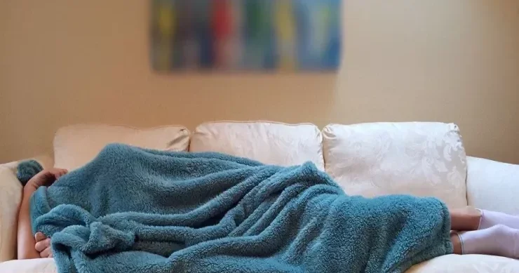 Pijamaları unudun çılpaq yatmaq niyə daha FAYDALIDIR?