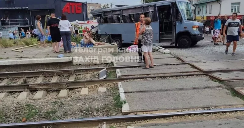 В Украине поезд протаранил маршрутку: есть погибшие ВИДЕО