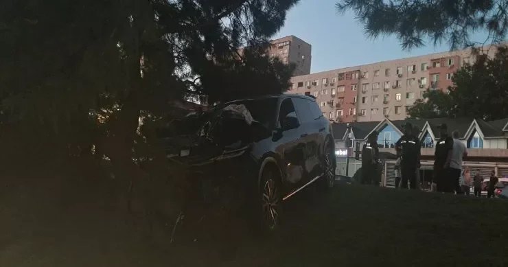 Qara Qarayevdə zəncirvari qəza 3 avtomobil toqquşdu