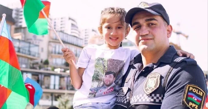 Polisinin şəhid övladlarını hərbi salamla qarşılaması...