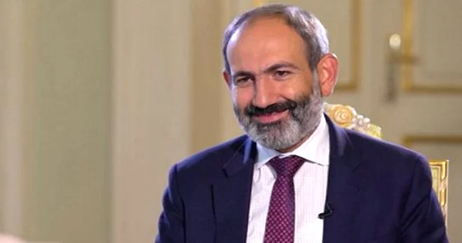 Paşinyan fon der Leyeni Ermənistandan yola salmaq üçün şəxsən hava limanına gedib
