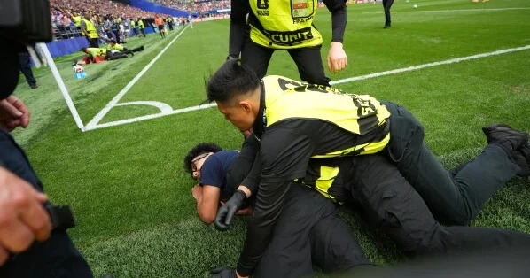 Meydana girən azarkeş oyunu dayandırdı FOTO