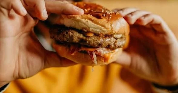 Hamburgeri yeyərkən fərqinə varmadı Həyatı kabusa çevrildi