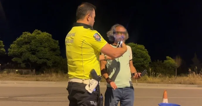 Polisə salam verməyə dayandı; sərxoş olduğu ortaya çıxdı FOTO