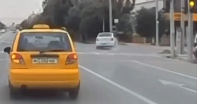 Qaydaları pozan sürücü avtomobillə kafeyə girdi 2 nəfər ağır xəsarət aldı VİDEO