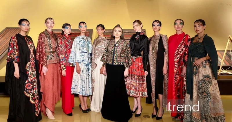 Gülnarə Xəlilovanın yeni kolleksiyası Xalça Muzeyi Fashion Show: Zamanın naxışları layihəsi çərçivəsində təqdim olunub (Foto)