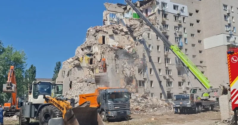 Kiyevə hava hücumu zamanı yaşayış binası çöküb AZƏRTAC ın REPORTAJI VİDEO