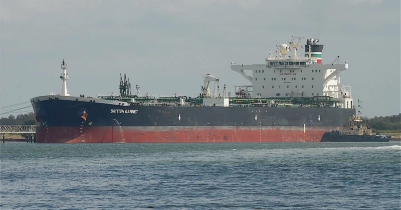 Rusiyadan üzən və may ayında Fransa tərəfindən saxlanılan tanker lövbər saldığı ərazini tərk edib