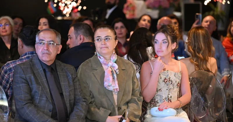 Azərbaycan xalçalarından ilhamlanan moda nümayişi keçirilib FOTO
