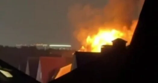 Жилые дома загорелись после удара молнии в России ВИДЕО