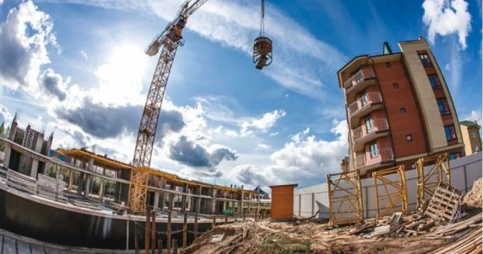 Bakıda 47 yaşlı kişi işlədiyi binadan yıxılaraq öldü FOTO