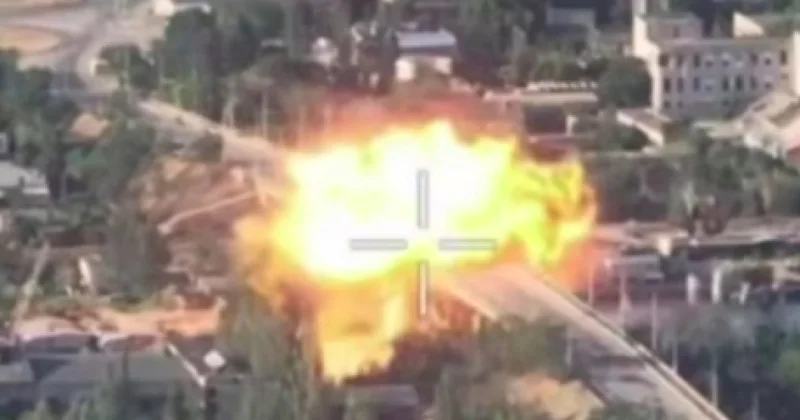 Российские войска сбросили авиабомбу на мост в Херсоне видео
