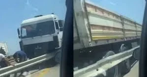 Грузовик перевернулся на трассе Баку Газах: пострадал водитель