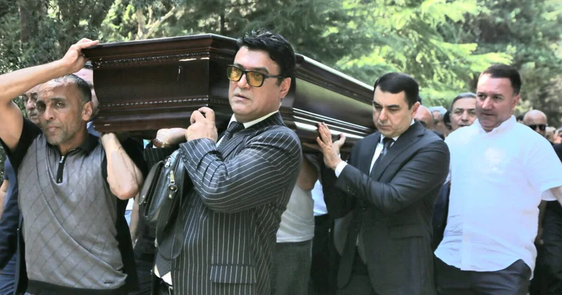 Nazir sənətkara belə hörmət göstərdi FOTO