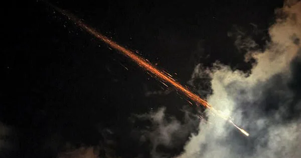 İsrailin hava limanına ballistik raketlər atılıb