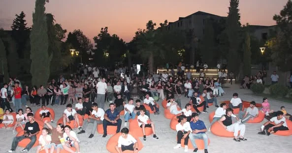 Yevlaxda açıq havada Azərbaycan filmi nümayiş etdirildi FOTOLAR