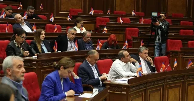 Ermənistan parlamentində qarışıqlıq And içmədilər VİDEO