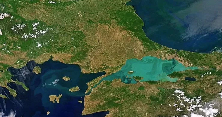 Dünyanın ən kiçik dənizi: harada yerləşir, niyə yalnız ölçüləri ilə diqqəti cəlb etmir?