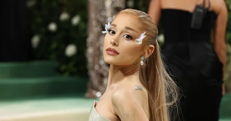 Ariana Qrande yeni klipində Hollivud stereotiplərinə qarşı çıxdı VİDEO