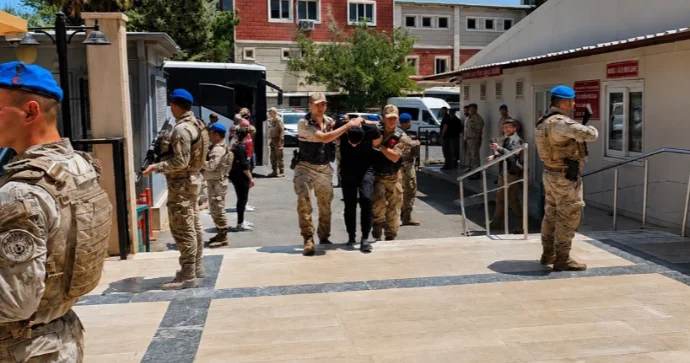 Hərbi polis formasında qızıl oğurlayan 9 nəfər məhkəməyə göndərildi