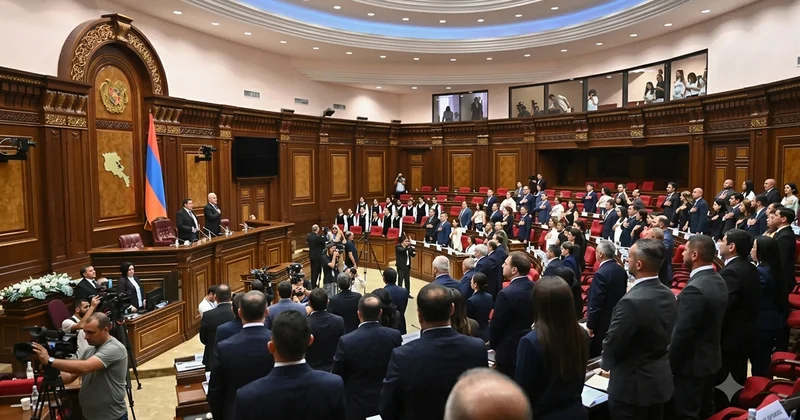 Ermənistan parlamentinin ilk iclası yarımçıq qaldı Sədr seçilə bilmədi