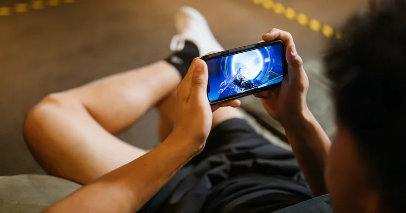 Telefonlar həqiqətən bizi dinləyirmi? Faktlar və miflər
