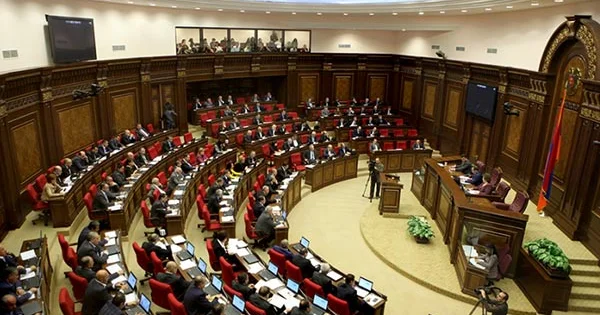 Azərbaycan əleyhinə sərt açıqlamalar verən Knyaz Həsənov Ermənistanda yeni parlamentə sədrlik edir FOTO