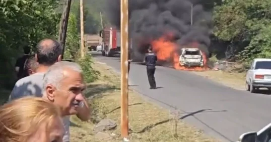 Qəbələdə avtombil yanaraq kül oldu