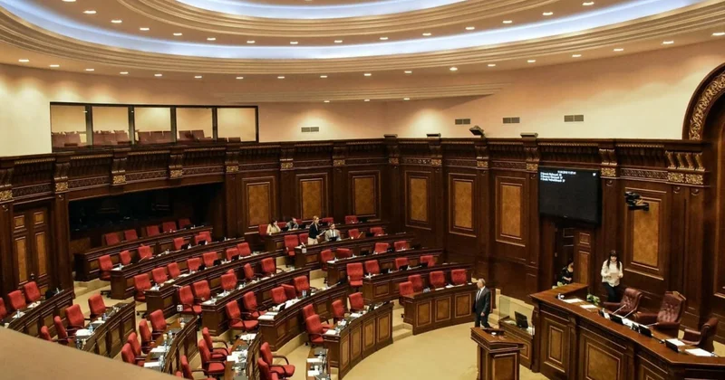 Ermənistan parlamentində müxalifət zalı tərk etdi Spiker seçkisi sabaha qaldı