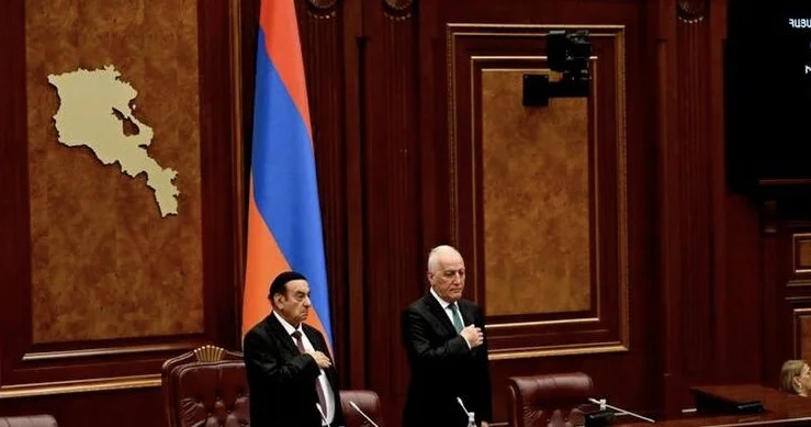 Ermənistan parlamentinin ilk iclası dava ilə başladı Həsənov deputatları hədələdi