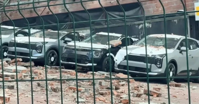 İstanbulda divar çökdü: 12 yeni avtomobilə ziyan dəydi