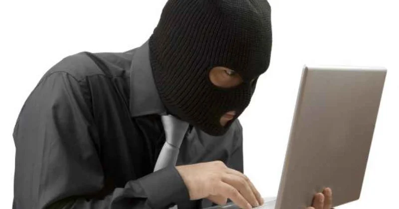 Polis maddi yardım edəcəyi vədi ilə bank kartlarından oğurluq edən kiberdələduzu saxladı