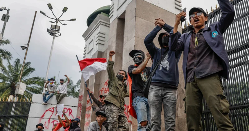 İndoneziyada güclü etirazlardan sonra azı 20 nəfər itkin düşüb