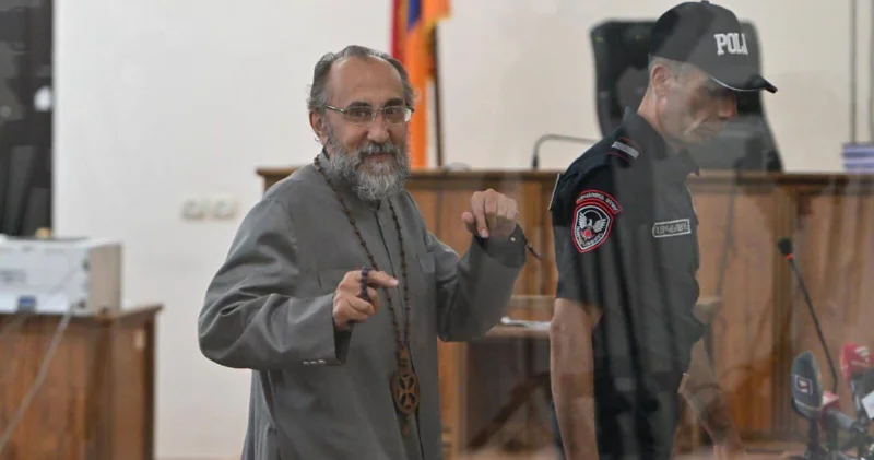 В Ереване еще на месяц продлили арест архиепископу Микаэлу Аджапахяну