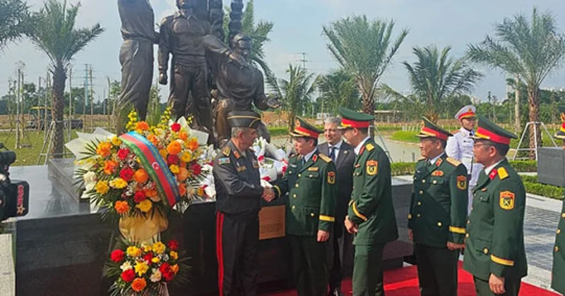Министр Гасанов на военном параде Вьетнама