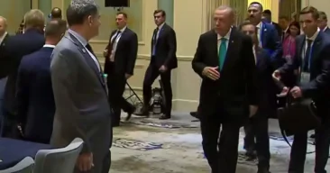 Ərdoğan Peskovu iki dildə salamladı VİDEO
