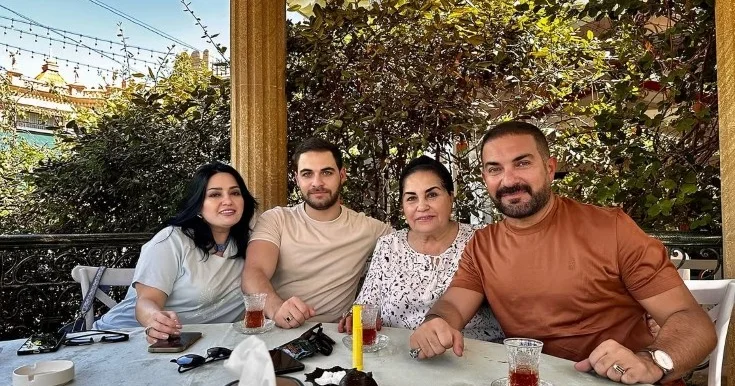 Rəşad Xalq artisti olan xalası və qızı ilə Fotolar