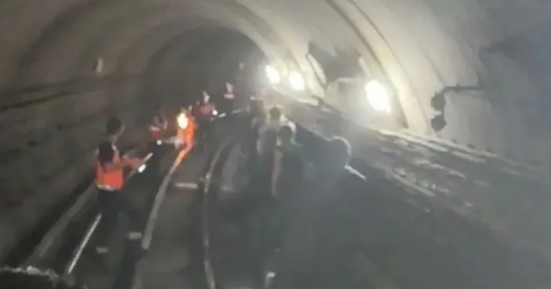London metrosunda sərnişinlər saatlarla qatarın içində qalıblar