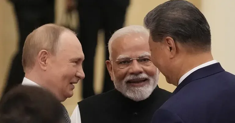 “Putin səhnəyə qayıdır: Müharibə sanki yoxdur“ “The New York Times“
