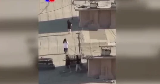 Binanın damında əylənərək şüşə qabları aşağı atan qızlar cəzalanacaq?