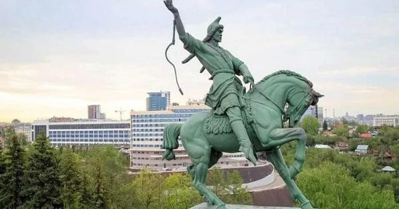 Rus vandalizmi XXI əsrdə: Türk liderin heykəli sökülür