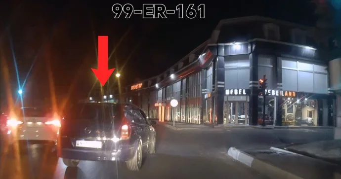 Sürücü güzgüyə baxmadan sağa çıxdı; qəza şəraiti yarandı VİDEO