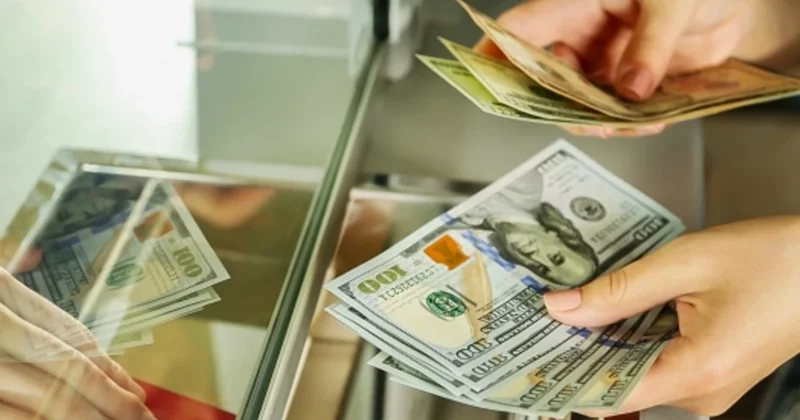 XƏBƏRDARLIQ: Banklardan köhnə və çirkli dollar alanlar ziyana düşür Ətraflı
