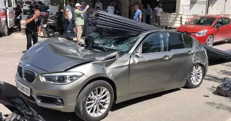 Lüks avtomobilin üzərinə TIR dan yağış kimi dəmir yağdı