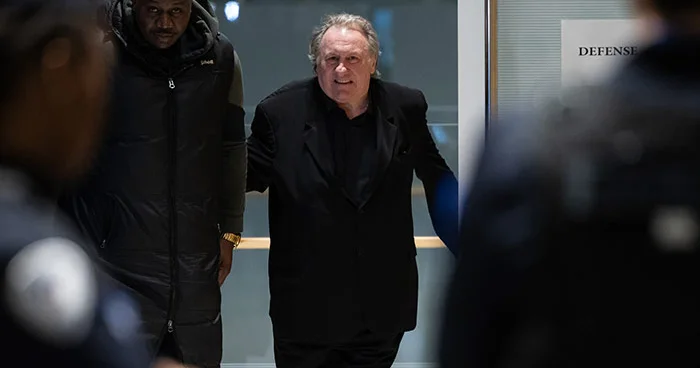 Fransız aktyor yenə cinsi qısnamada ittiham olunur