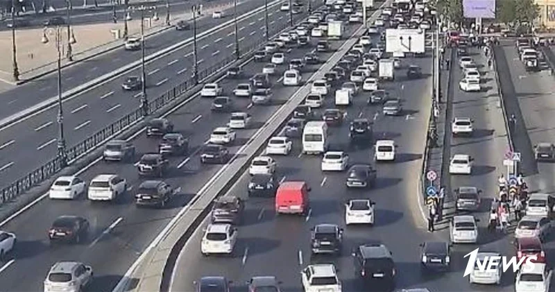 В Баку на ряде улиц и проспектов затруднено движение транспорта ФОТО